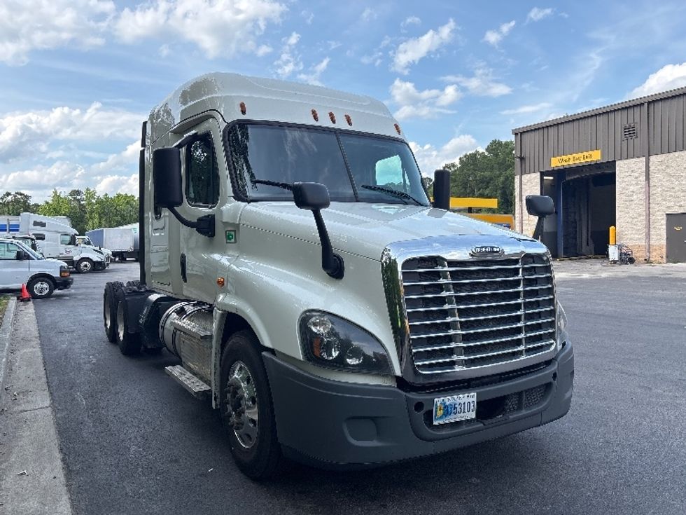 Sleeper Tractor-Heavy Duty Tractors-Freightliner-2020-Cascadia 12564ST-Ladson-SC-323,721\n\t\tmiles-$ 63,000 - Image 1