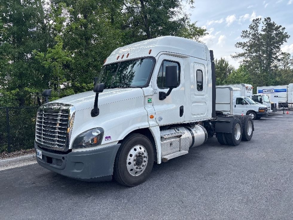 Sleeper Tractor-Heavy Duty Tractors-Freightliner-2020-Cascadia 12564ST-Ladson-SC-323,721\n\t\tmiles-$ 63,000 - Image 3