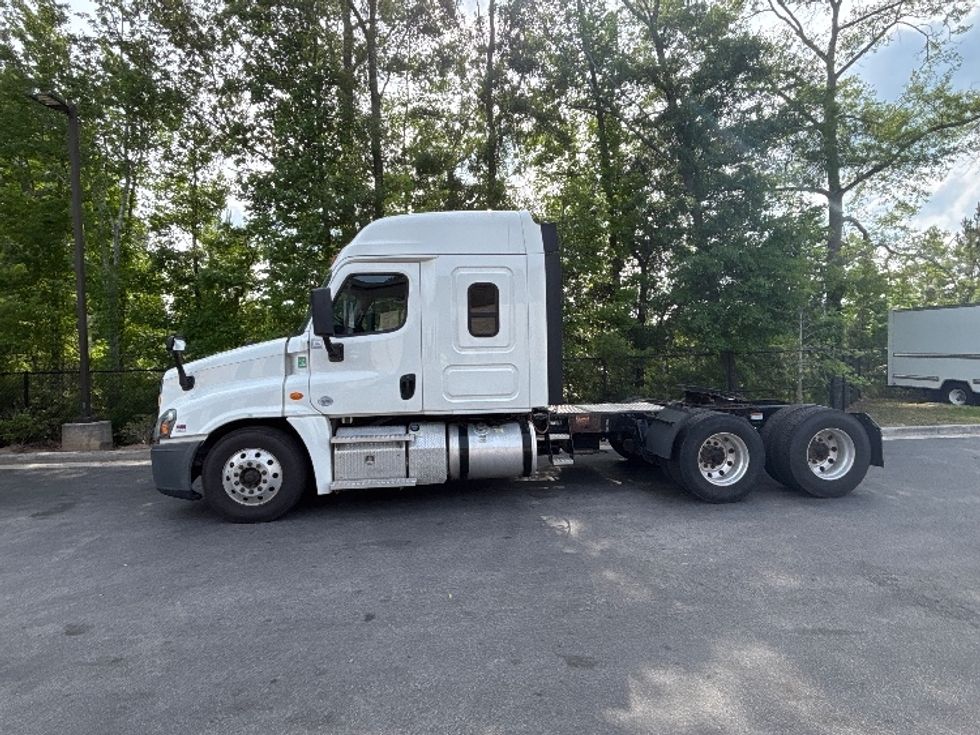 Sleeper Tractor-Heavy Duty Tractors-Freightliner-2020-Cascadia 12564ST-Ladson-SC-323,721\n\t\tmiles-$ 63,000 - Image 4