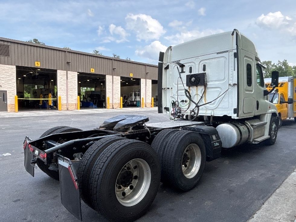 Sleeper Tractor-Heavy Duty Tractors-Freightliner-2020-Cascadia 12564ST-Ladson-SC-323,721\n\t\tmiles-$ 63,000 - Image 7