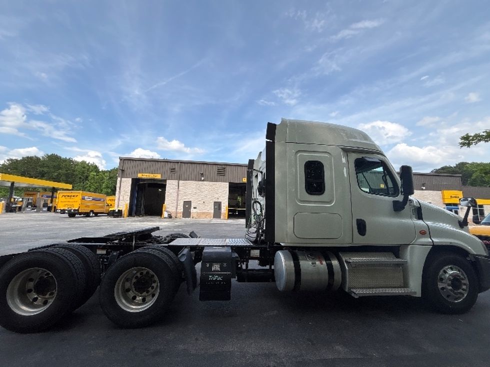 Sleeper Tractor-Heavy Duty Tractors-Freightliner-2020-Cascadia 12564ST-Ladson-SC-323,721\n\t\tmiles-$ 63,000 - Image 8