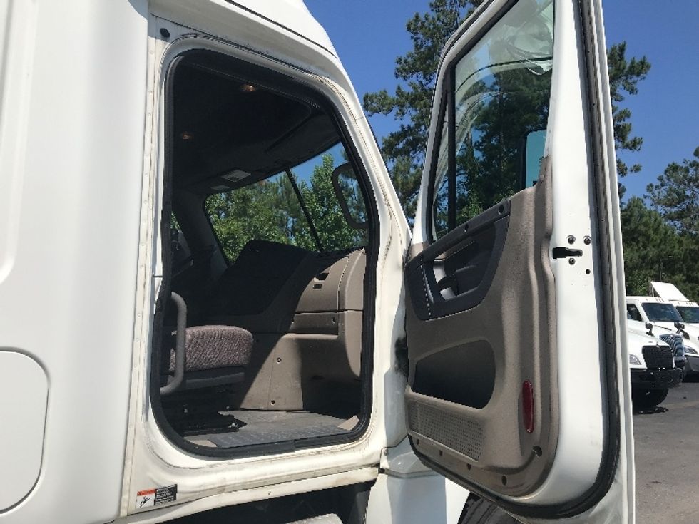 Sleeper Tractor-Heavy Duty Tractors-Freightliner-2020-Cascadia 12564ST-Ladson-SC-350,833\n\t\tmiles-$ 64,500 - Image 13