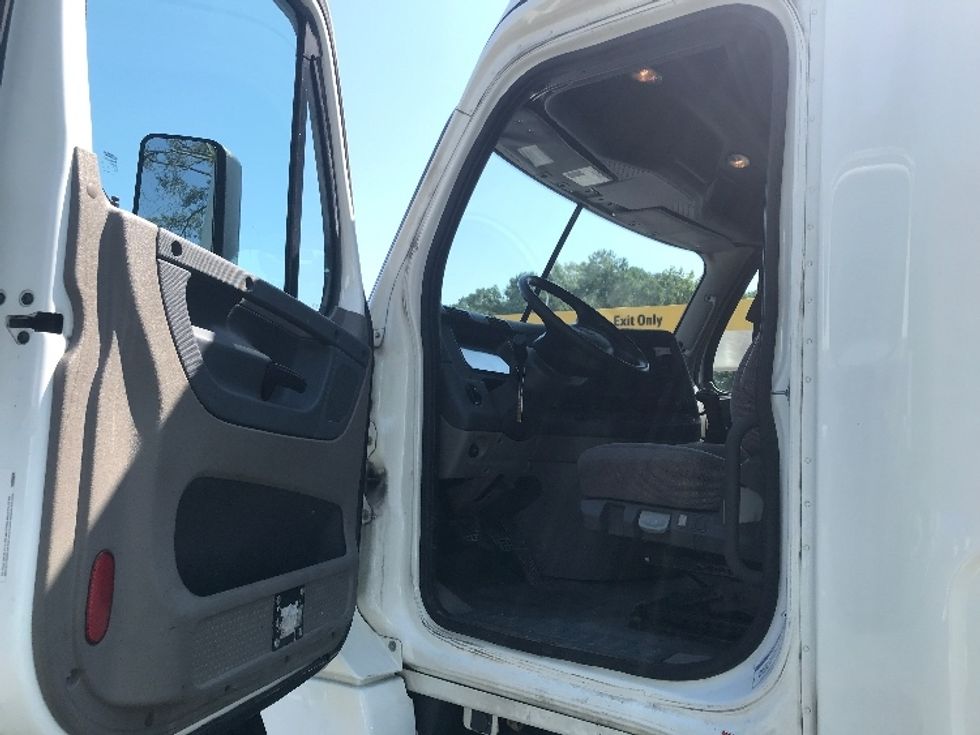 Sleeper Tractor-Heavy Duty Tractors-Freightliner-2020-Cascadia 12564ST-Ladson-SC-350,833\n\t\tmiles-$ 64,500 - Image 9