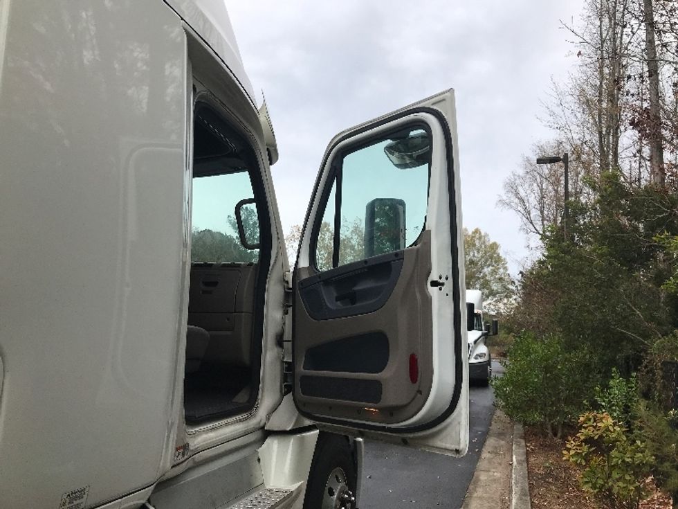 Sleeper Tractor-Heavy Duty Tractors-Freightliner-2020-Cascadia 12564ST-Ladson-SC-453,698\n\t\tmiles-$ 57,500 - Image 13