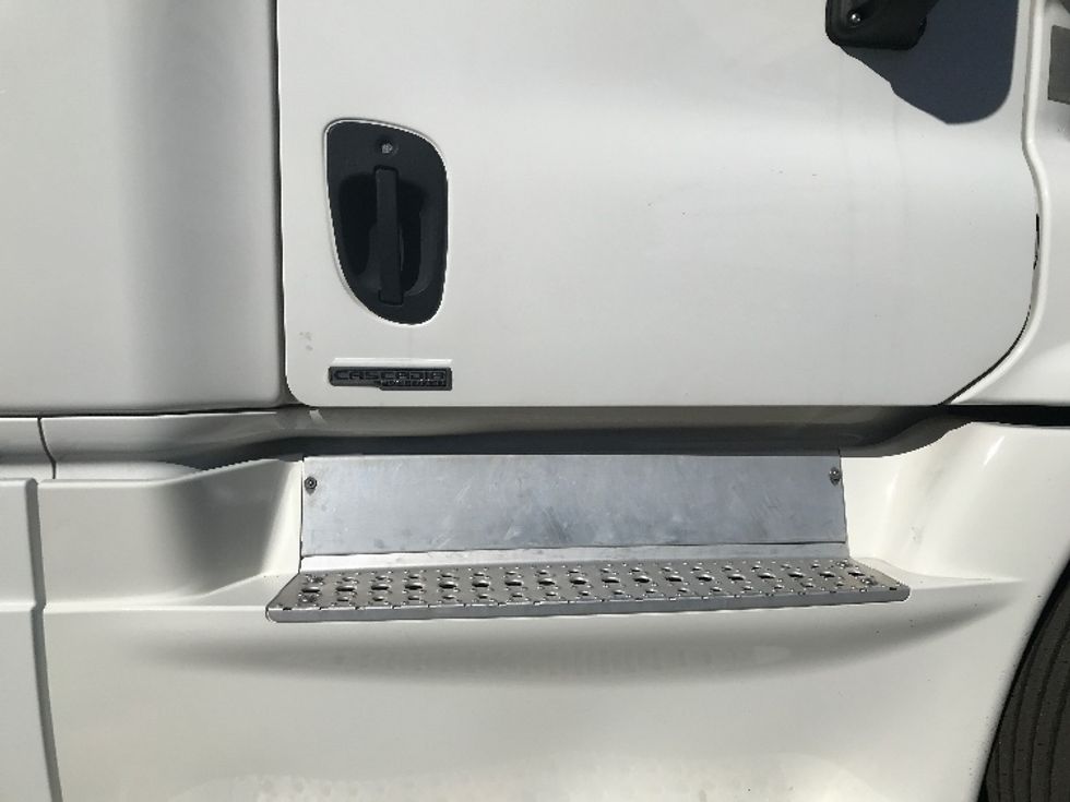 Sleeper Tractor-Heavy Duty Tractors-Freightliner-2020-Cascadia 12564ST-Ladson-SC-453,698\n\t\tmiles-$ 57,500 - Image 23