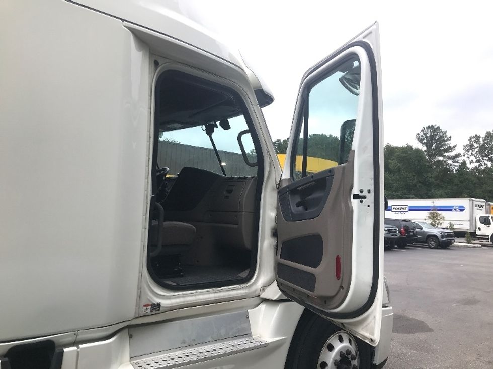 Sleeper Tractor-Heavy Duty Tractors-Freightliner-2020-Cascadia 12564ST-Ladson-SC-458,789\n\t\tmiles-$ 62,500 - Image 13