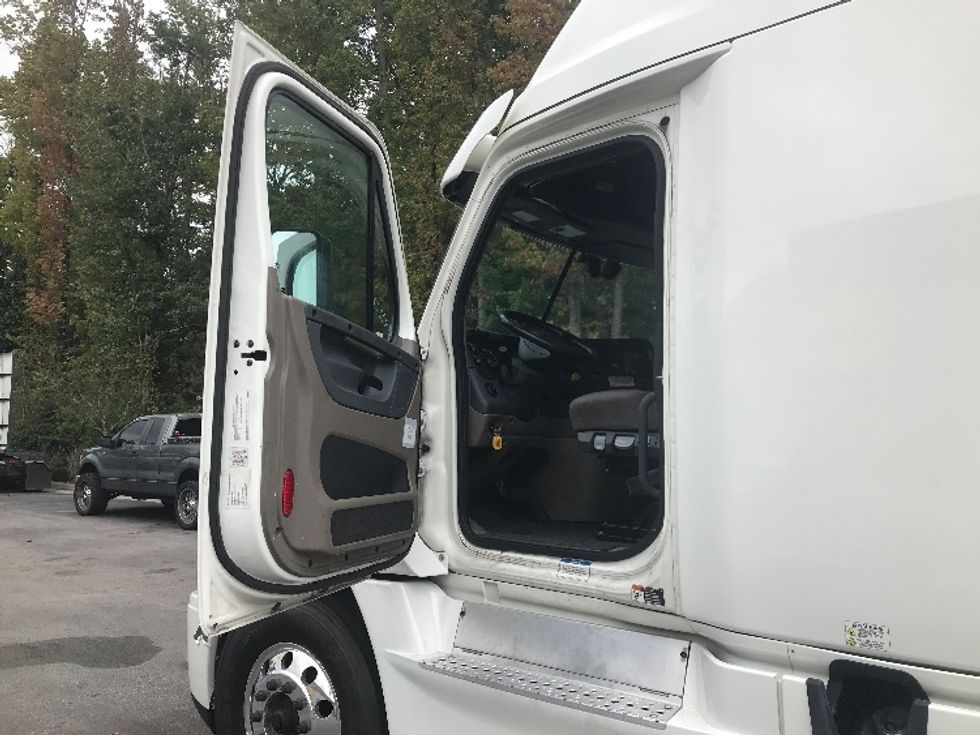 Sleeper Tractor-Heavy Duty Tractors-Freightliner-2020-Cascadia 12564ST-Ladson-SC-458,789\n\t\tmiles-$ 62,500 - Image 9