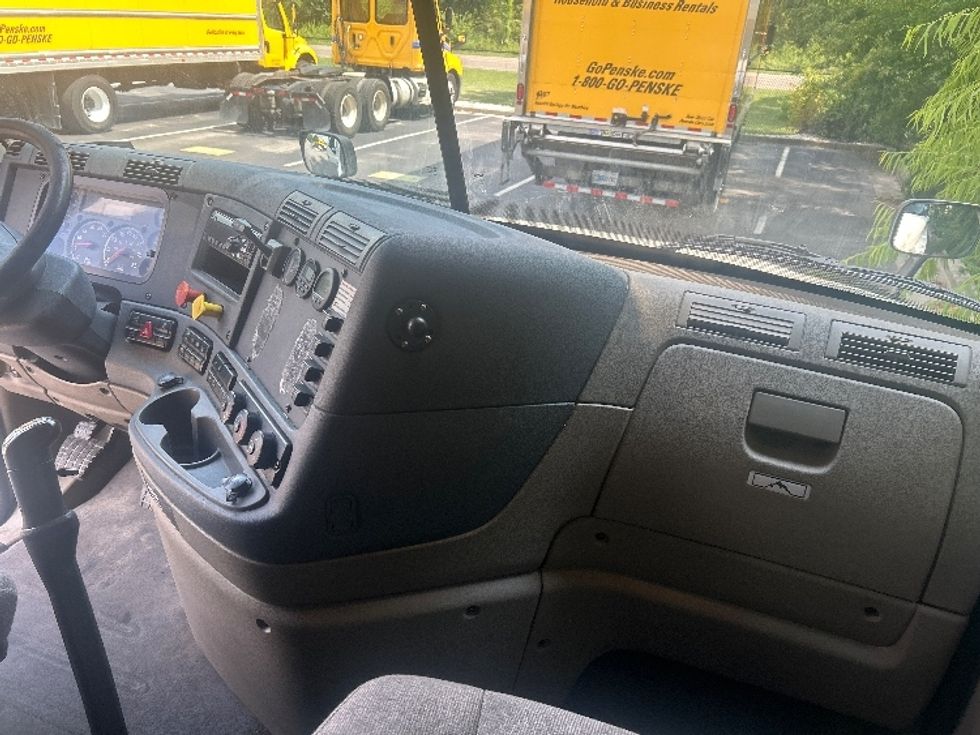 Sleeper Tractor-Heavy Duty Tractors-Freightliner-2020-Cascadia 12564ST-Ladson-SC-481,250\n\t\tmiles-$ 55,250 - Image 15