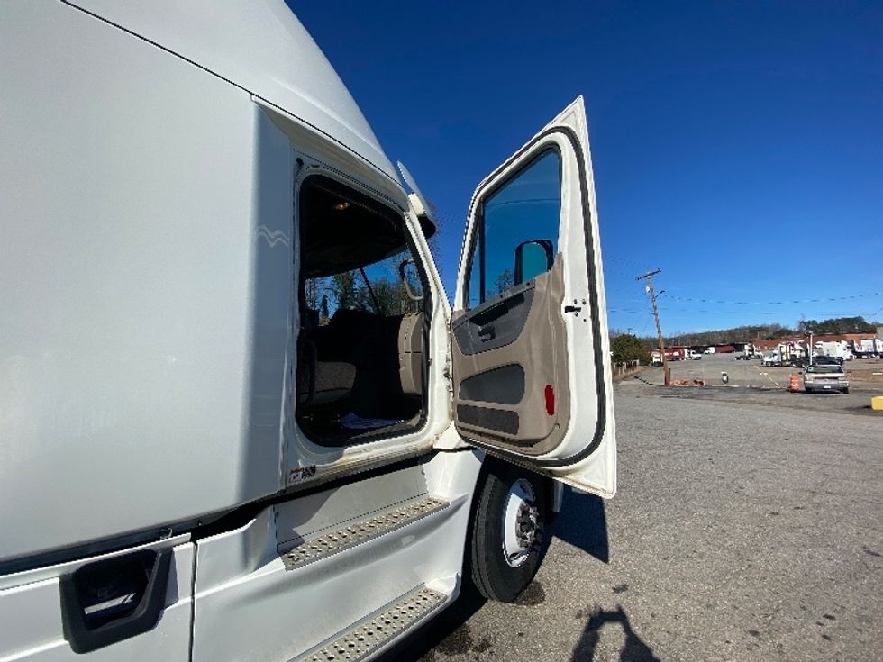 Sleeper Tractor-Heavy Duty Tractors-Freightliner-2020-Cascadia 12564ST-Martinsville-VA-619,704\n\t\tmiles-$ 41,750 - Image 13