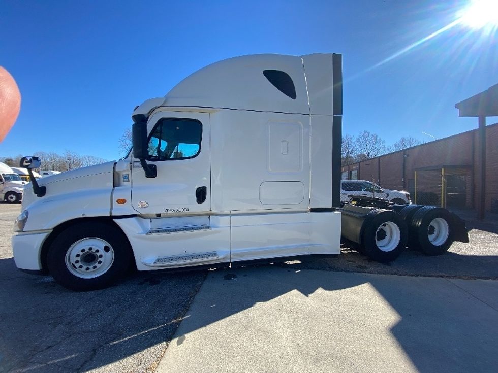 Sleeper Tractor-Heavy Duty Tractors-Freightliner-2020-Cascadia 12564ST-Martinsville-VA-619,704\n\t\tmiles-$ 41,750 - Image 4