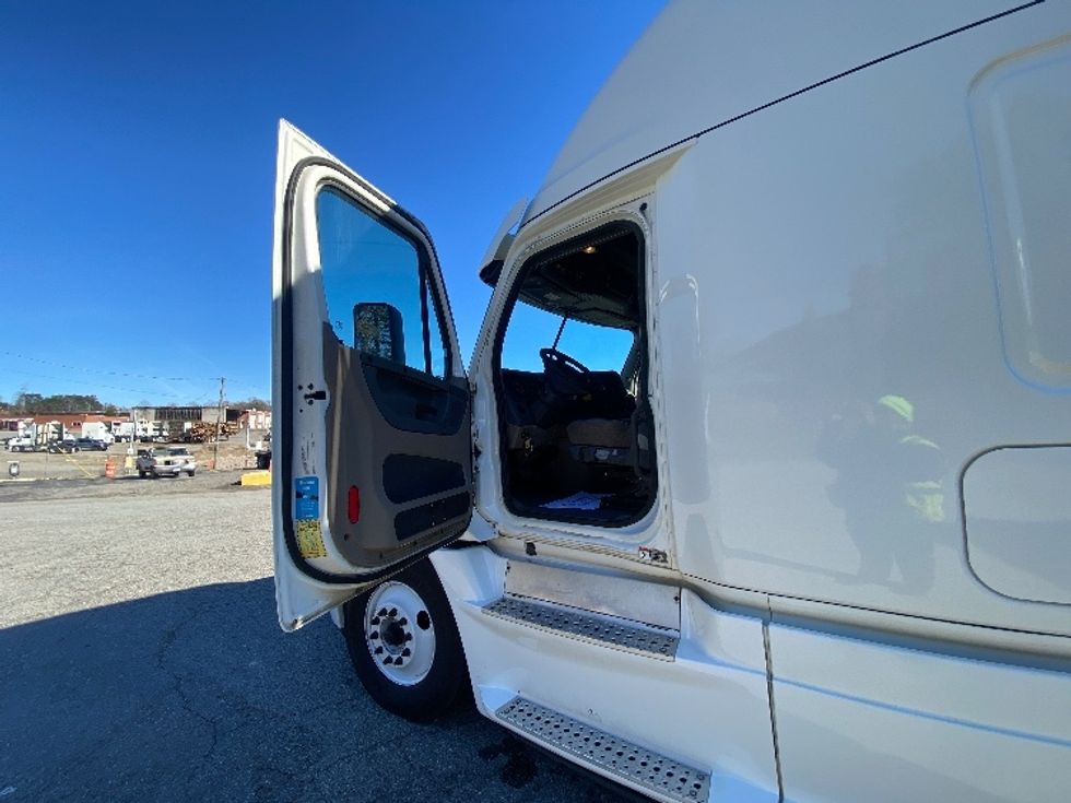 Sleeper Tractor-Heavy Duty Tractors-Freightliner-2020-Cascadia 12564ST-Martinsville-VA-619,704\n\t\tmiles-$ 41,750 - Image 9