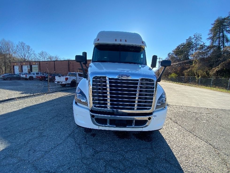 Sleeper Tractor-Heavy Duty Tractors-Freightliner-2020-Cascadia 12564ST-Martinsville-VA-632,215\n\t\tmiles-$ 42,500 - Image 2