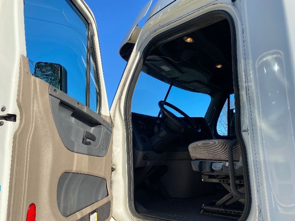 Sleeper Tractor-Heavy Duty Tractors-Freightliner-2020-Cascadia 12564ST-Martinsville-VA-632,215\n\t\tmiles-$ 42,500 - Image 9