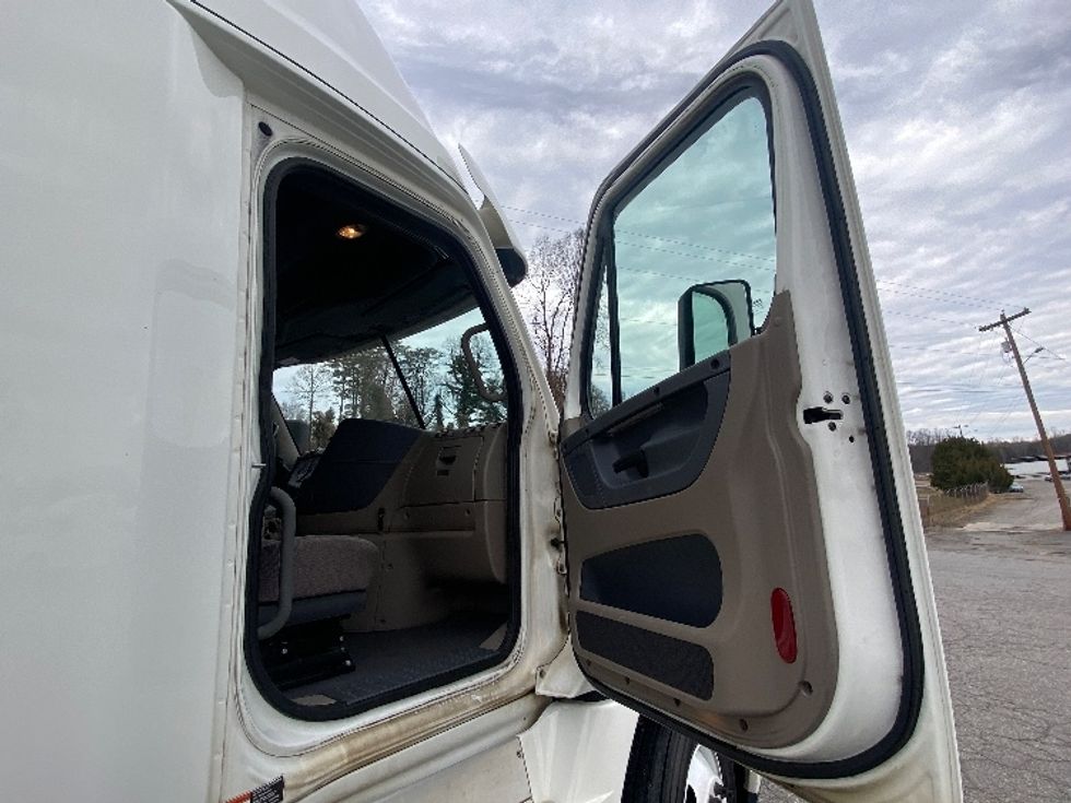 Sleeper Tractor-Heavy Duty Tractors-Freightliner-2020-Cascadia 12564ST-Martinsville-VA-661,206\n\t\tmiles-$ 38,250 - Image 13