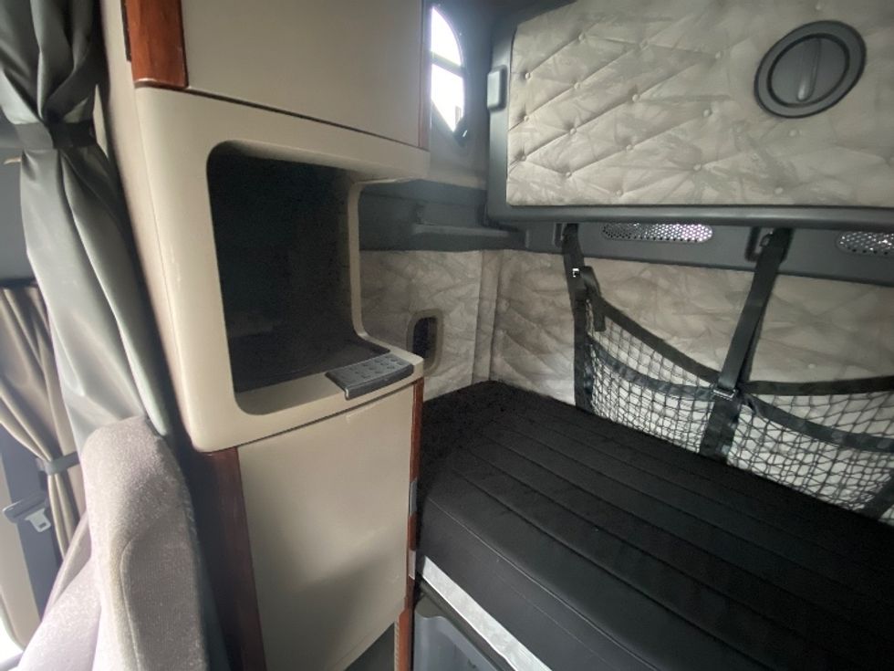 Sleeper Tractor-Heavy Duty Tractors-Freightliner-2020-Cascadia 12564ST-Martinsville-VA-661,206\n\t\tmiles-$ 38,250 - Image 16