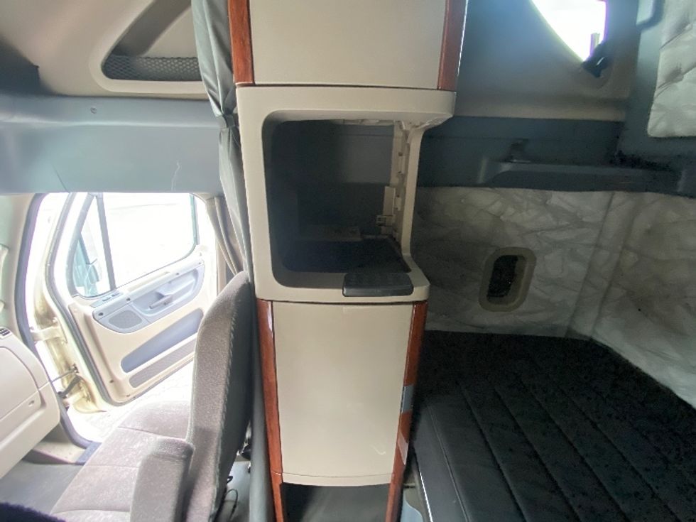 Sleeper Tractor-Heavy Duty Tractors-Freightliner-2020-Cascadia 12564ST-Martinsville-VA-661,206\n\t\tmiles-$ 38,250 - Image 19