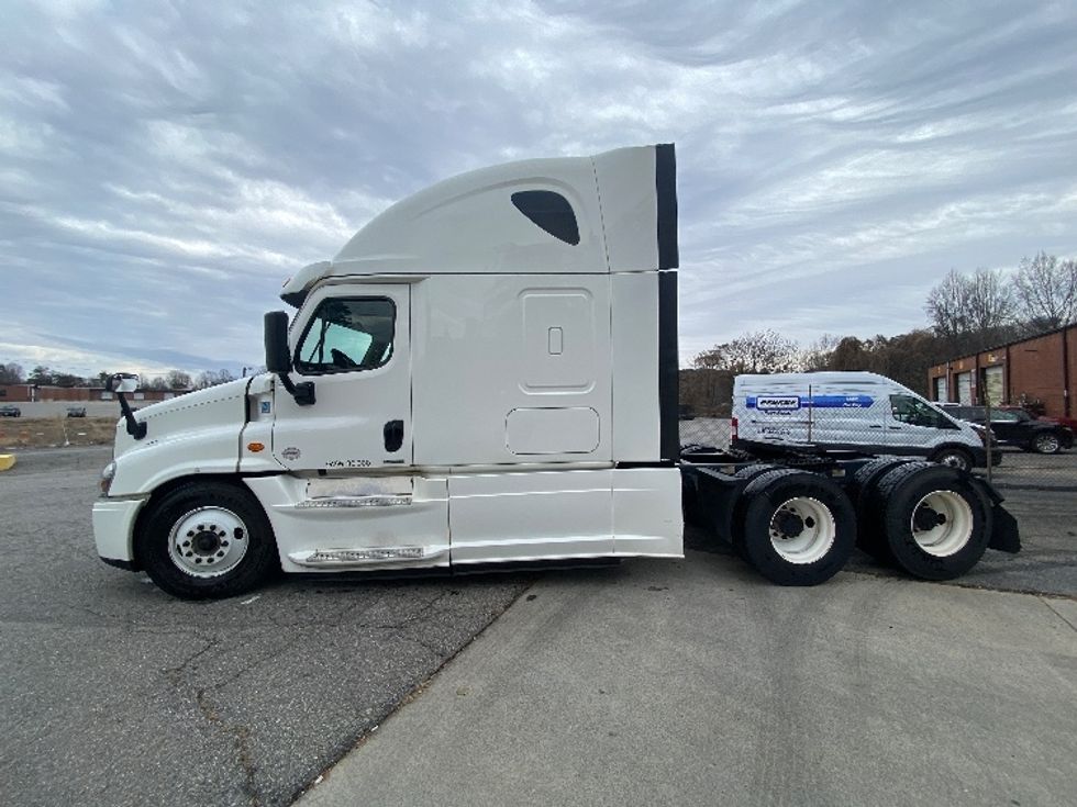 Sleeper Tractor-Heavy Duty Tractors-Freightliner-2020-Cascadia 12564ST-Martinsville-VA-661,206\n\t\tmiles-$ 38,250 - Image 4