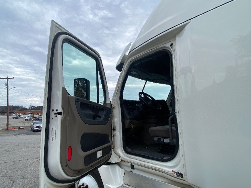 Sleeper Tractor-Heavy Duty Tractors-Freightliner-2020-Cascadia 12564ST-Martinsville-VA-661,206\n\t\tmiles-$ 38,250 - Image 9