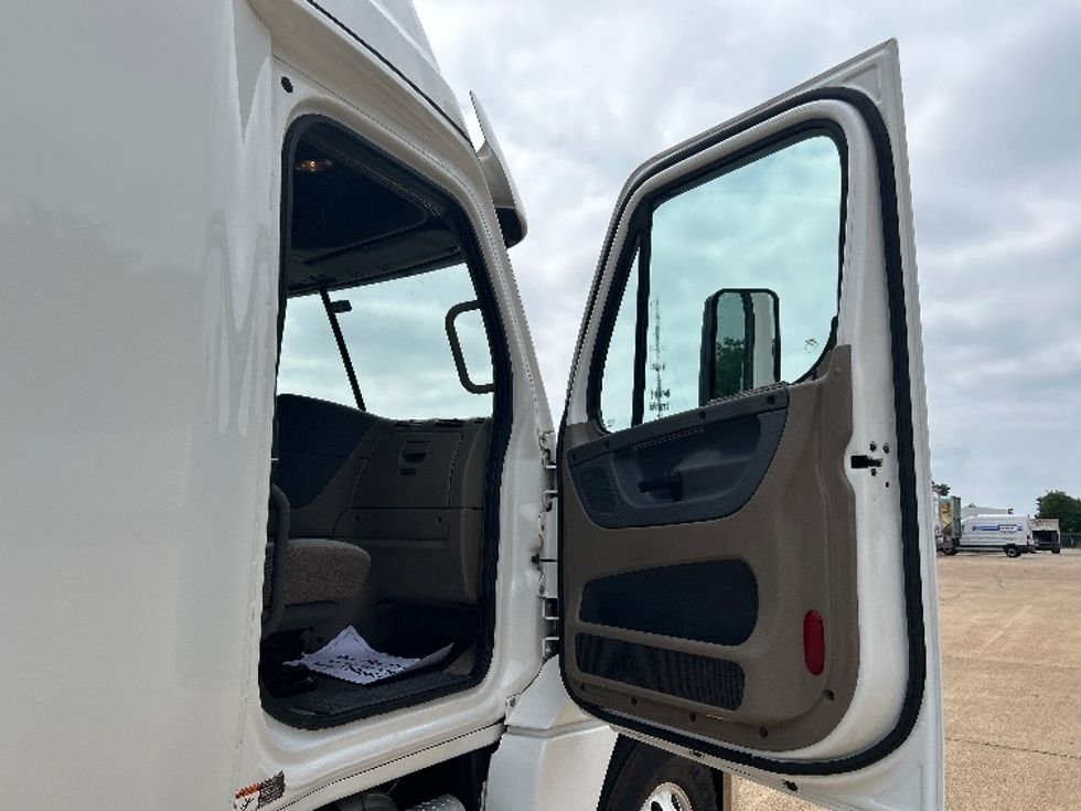 Sleeper Tractor-Heavy Duty Tractors-Freightliner-2020-Cascadia 12564ST-Memphis-TN-693,028\n\t\tmiles-$ 40,500 - Image 13