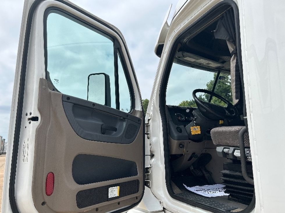 Sleeper Tractor-Heavy Duty Tractors-Freightliner-2020-Cascadia 12564ST-Memphis-TN-693,028\n\t\tmiles-$ 40,500 - Image 9