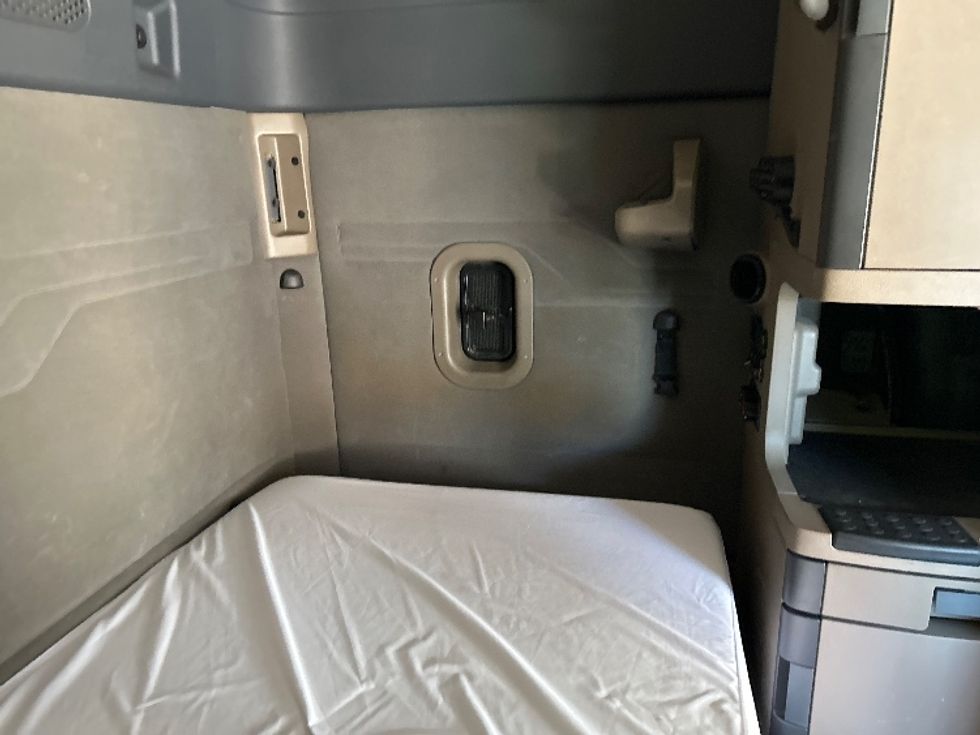 Sleeper Tractor-Heavy Duty Tractors-Freightliner-2020-Cascadia 12564ST-Middlefield-OH-371,360\n\t\tmiles-$ 57,250 - Image 18