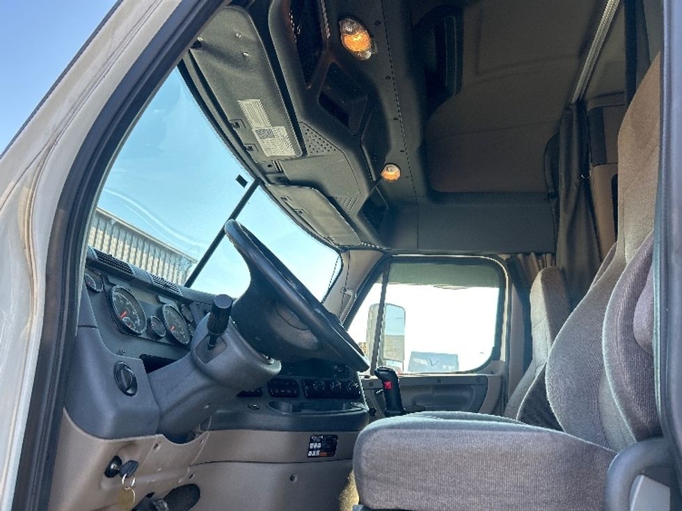 Sleeper Tractor-Heavy Duty Tractors-Freightliner-2020-Cascadia 12564ST-Middlefield-OH-371,360\n\t\tmiles-$ 57,250 - Image 9