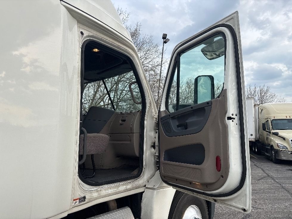 Sleeper Tractor-Heavy Duty Tractors-Freightliner-2020-Cascadia 12564ST-Middlefield-OH-378,377\n\t\tmiles-$ 51,250 - Image 13