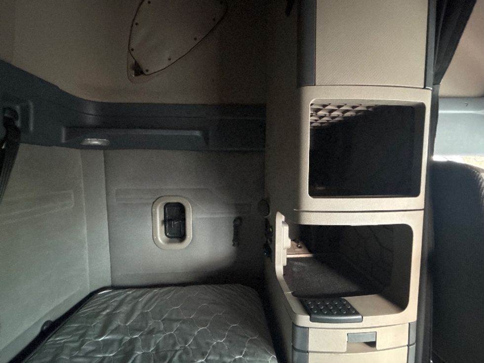 Sleeper Tractor-Heavy Duty Tractors-Freightliner-2020-Cascadia 12564ST-Middlefield-OH-378,377\n\t\tmiles-$ 51,250 - Image 17