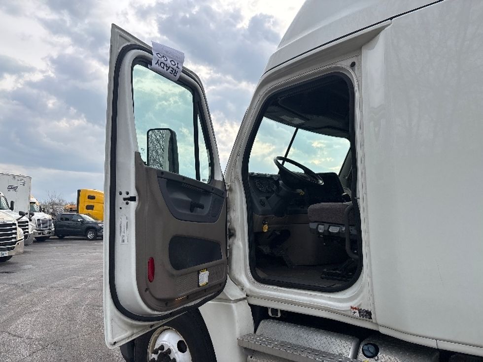 Sleeper Tractor-Heavy Duty Tractors-Freightliner-2020-Cascadia 12564ST-Middlefield-OH-378,377\n\t\tmiles-$ 51,250 - Image 9