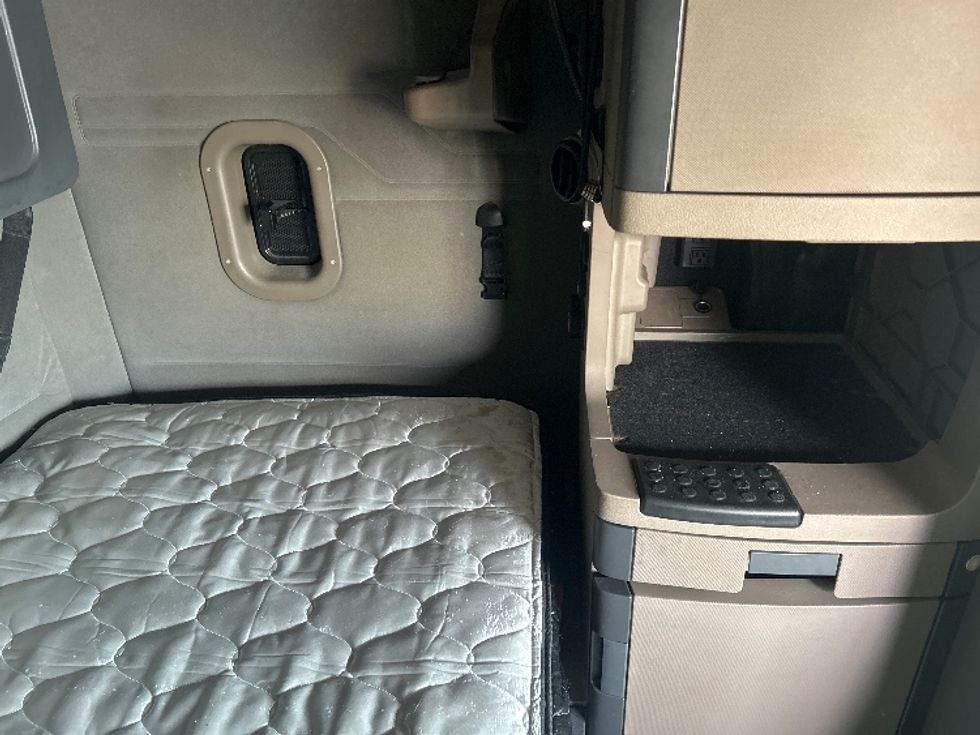 Sleeper Tractor-Heavy Duty Tractors-Freightliner-2020-Cascadia 12564ST-Middlefield-OH-456,955\n\t\tmiles-$ 54,750 - Image 18