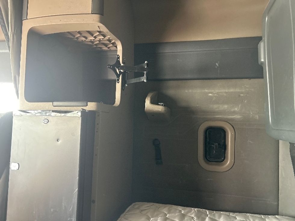 Sleeper Tractor-Heavy Duty Tractors-Freightliner-2020-Cascadia 12564ST-Middlefield-OH-456,955\n\t\tmiles-$ 54,750 - Image 19