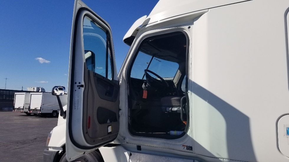 Sleeper Tractor-Heavy Duty Tractors-Freightliner-2020-Cascadia 12564ST-Mississauga-ON-825,839\n\t\tkm-$ 70,000 - Image 9