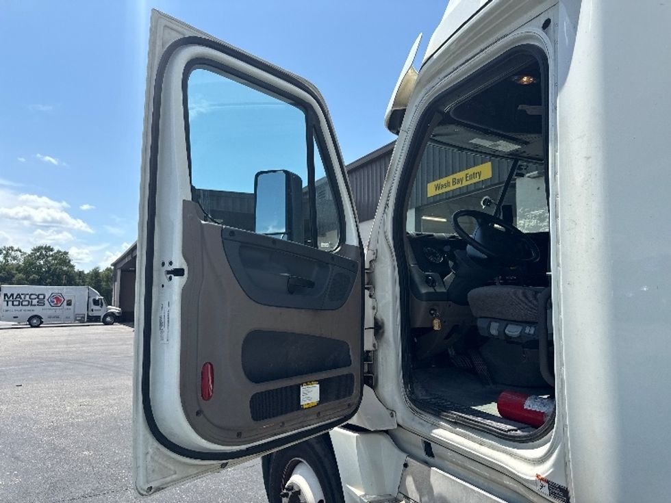 Sleeper Tractor-Heavy Duty Tractors-Freightliner-2020-Cascadia 12564ST-Mobile-AL-471,448\n\t\tmiles-$ 56,750 - Image 9