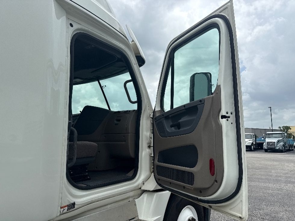 Sleeper Tractor-Heavy Duty Tractors-Freightliner-2020-Cascadia 12564ST-Mobile-AL-508,507\n\t\tmiles-$ 54,500 - Image 13