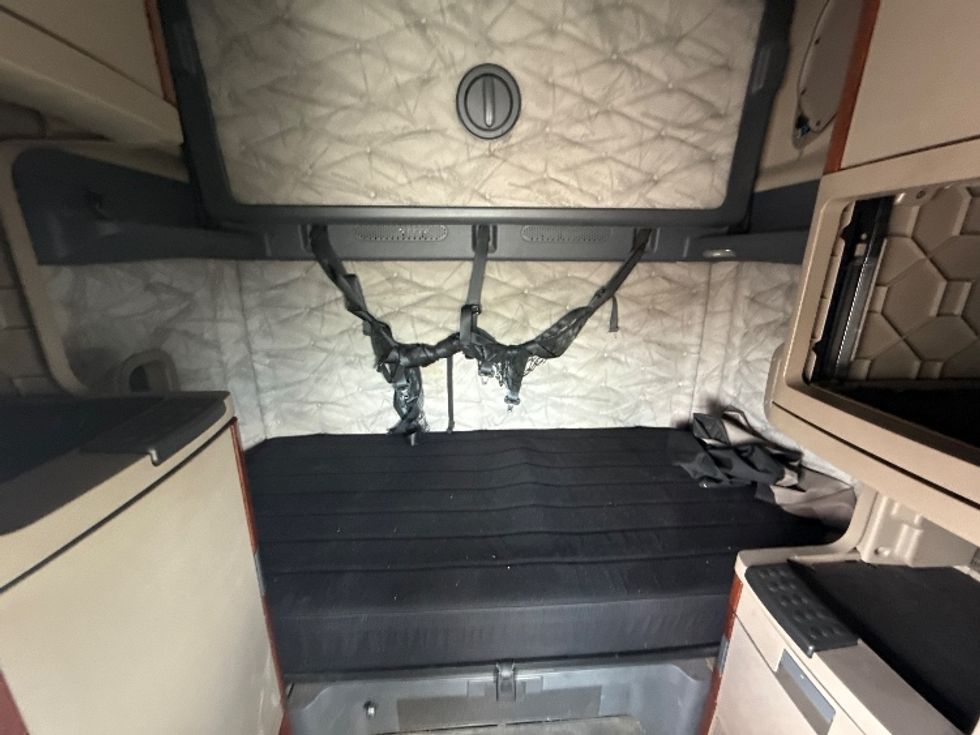 Sleeper Tractor-Heavy Duty Tractors-Freightliner-2020-Cascadia 12564ST-Mobile-AL-562,011\n\t\tmiles-$ 50,000 - Image 17