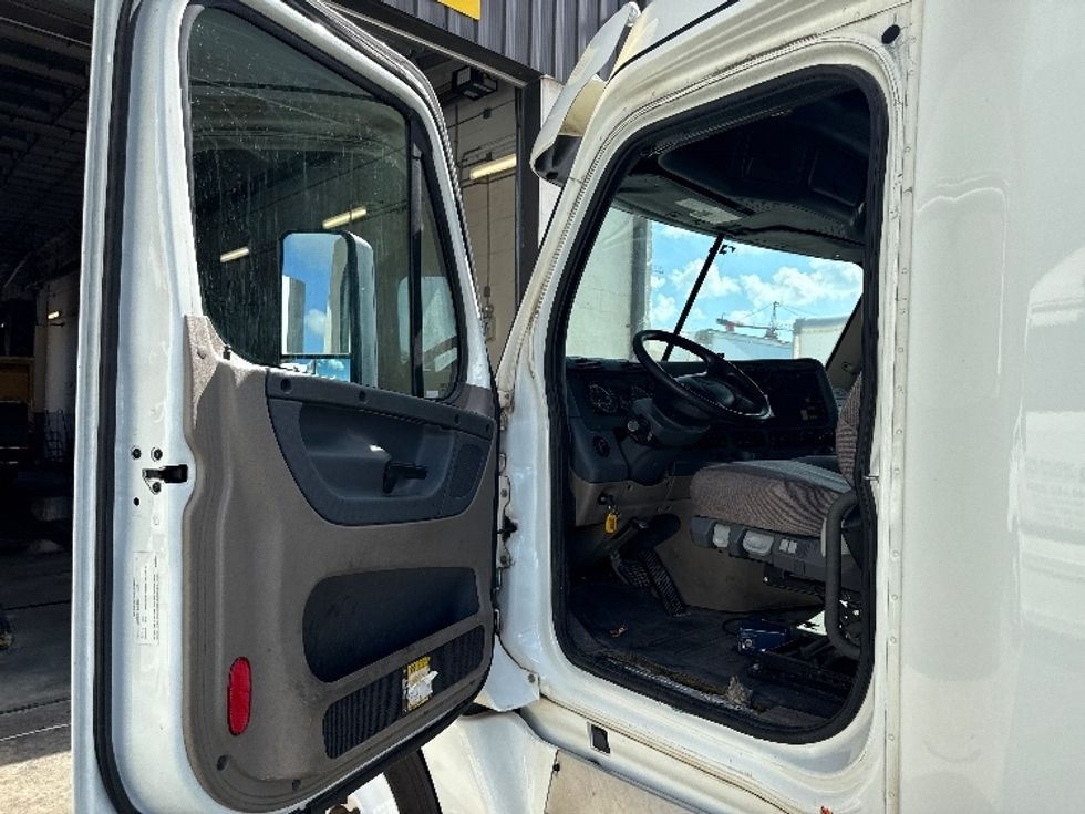 Sleeper Tractor-Heavy Duty Tractors-Freightliner-2020-Cascadia 12564ST-Mobile-AL-562,011\n\t\tmiles-$ 50,000 - Image 9