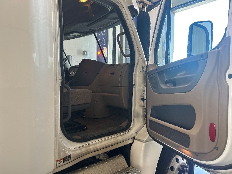 Sleeper Tractor-Heavy Duty Tractors-Freightliner-2020-Cascadia 12564ST-Monroe-OH-568,578\n\t\tmiles-$ 48,000 - Image 13
