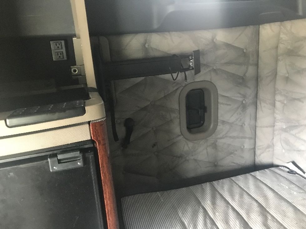 Sleeper Tractor-Heavy Duty Tractors-Freightliner-2020-Cascadia 12564ST-Montgomery-AL-635,118\n\t\tmiles-$ 47,750 - Image 19