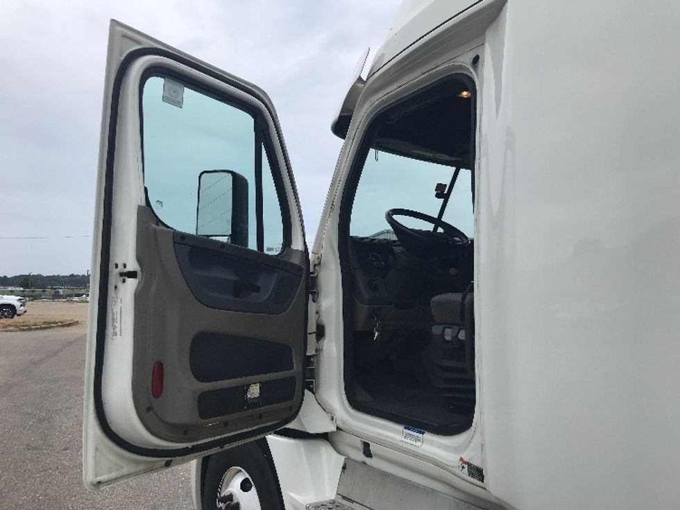Sleeper Tractor-Heavy Duty Tractors-Freightliner-2020-Cascadia 12564ST-Montgomery-AL-678,733\n\t\tmiles-$ 44,500 - Image 9