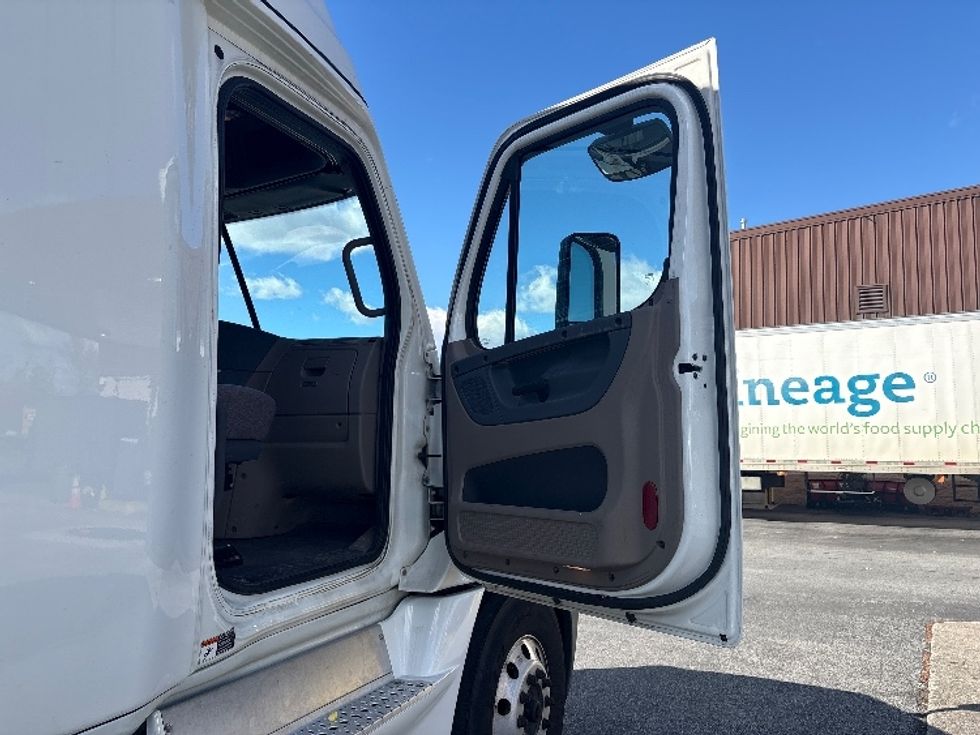 Sleeper Tractor-Heavy Duty Tractors-Freightliner-2020-Cascadia 12564ST-Montgomery-NY-586,061\n\t\tmiles-$ 47,500 - Image 13