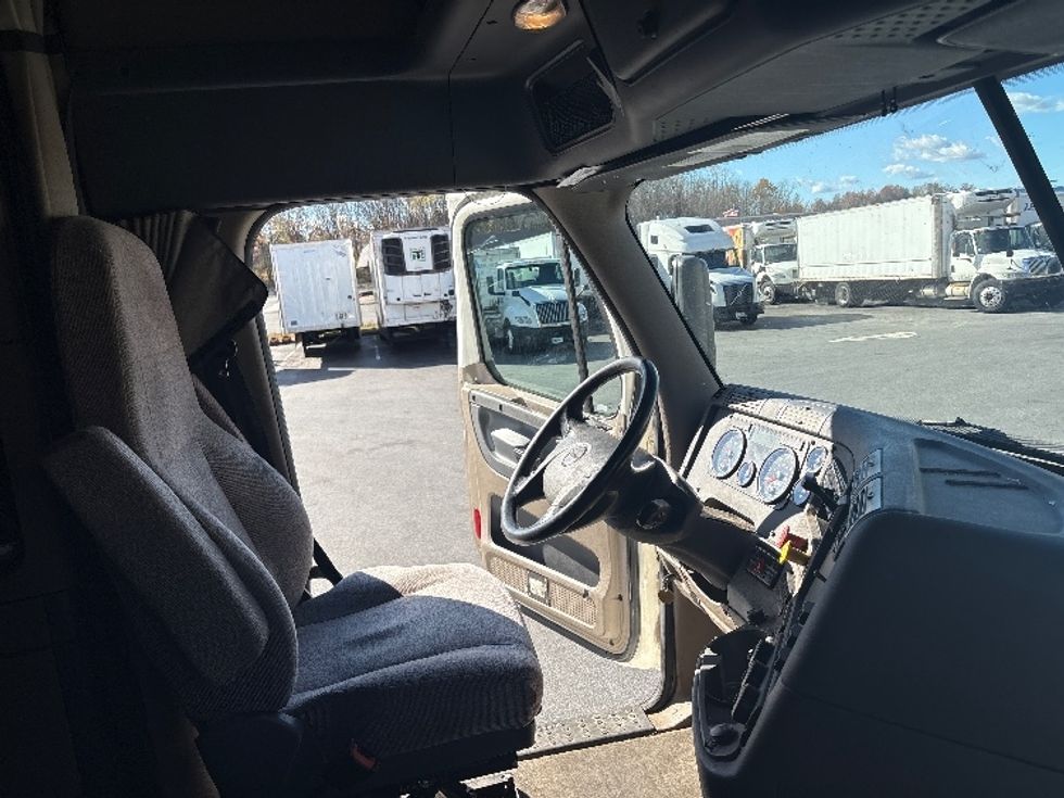 Sleeper Tractor-Heavy Duty Tractors-Freightliner-2020-Cascadia 12564ST-Montgomery-NY-586,061\n\t\tmiles-$ 47,500 - Image 15