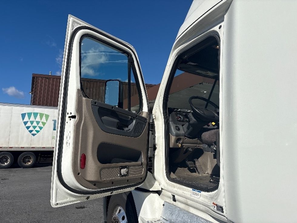 Sleeper Tractor-Heavy Duty Tractors-Freightliner-2020-Cascadia 12564ST-Montgomery-NY-586,061\n\t\tmiles-$ 47,500 - Image 9