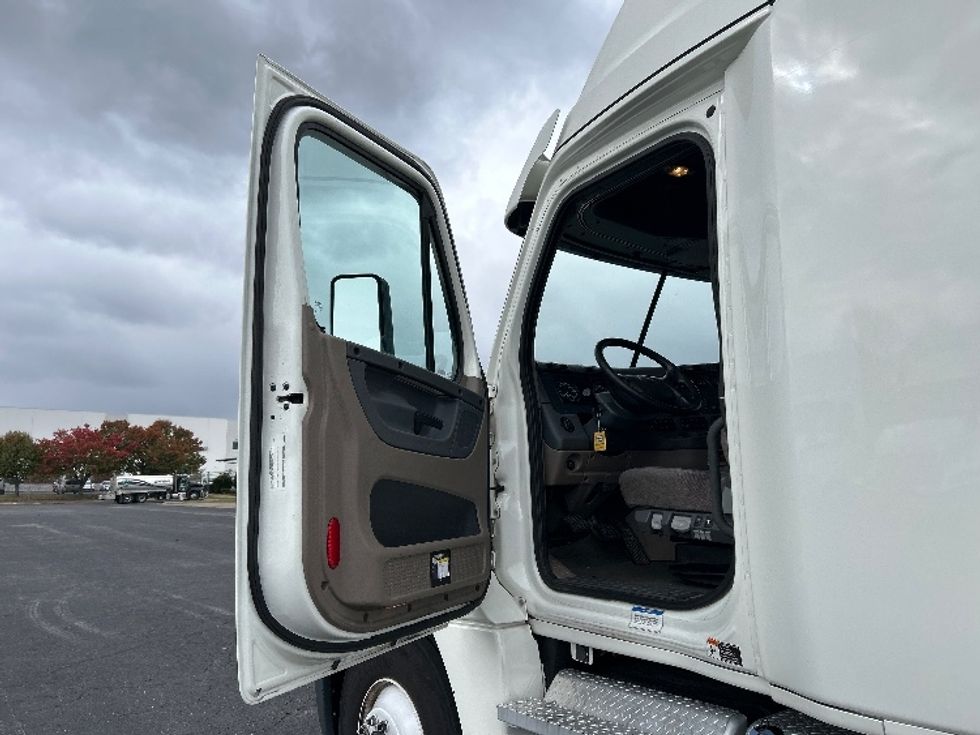 Sleeper Tractor-Heavy Duty Tractors-Freightliner-2020-Cascadia 12564ST-Nashville (Mount Juliet)-TN-548,100\n\t\tmiles-$ 46,250 - Image 9