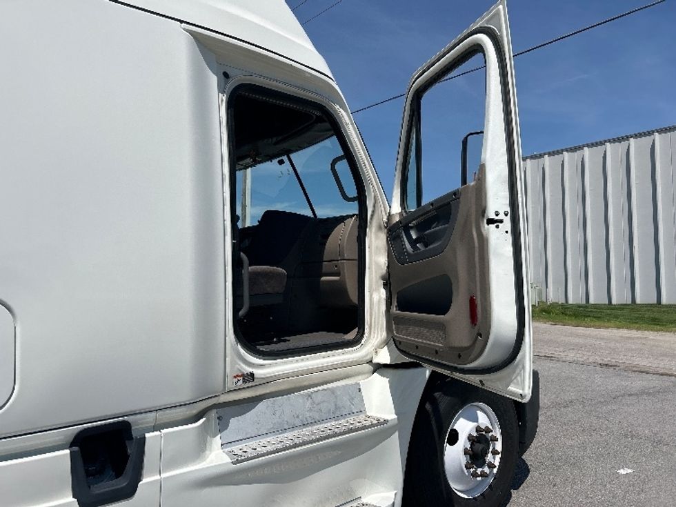 Sleeper Tractor-Heavy Duty Tractors-Freightliner-2020-Cascadia 12564ST-Omaha-NE-687,770\n\t\tmiles-$ 38,750 - Image 13