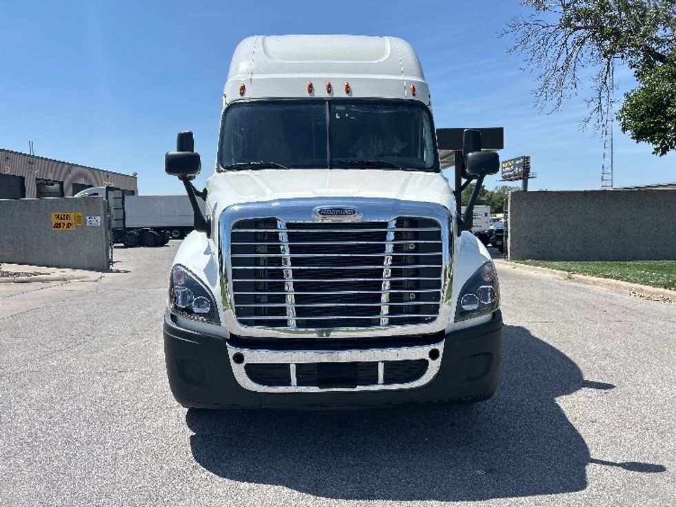 Sleeper Tractor-Heavy Duty Tractors-Freightliner-2020-Cascadia 12564ST-Omaha-NE-687,770\n\t\tmiles-$ 38,750 - Image 2