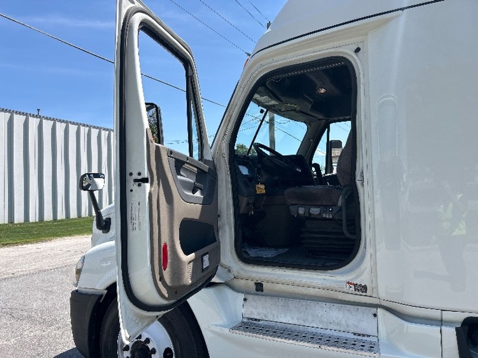 Sleeper Tractor-Heavy Duty Tractors-Freightliner-2020-Cascadia 12564ST-Omaha-NE-687,770\n\t\tmiles-$ 38,750 - Image 9