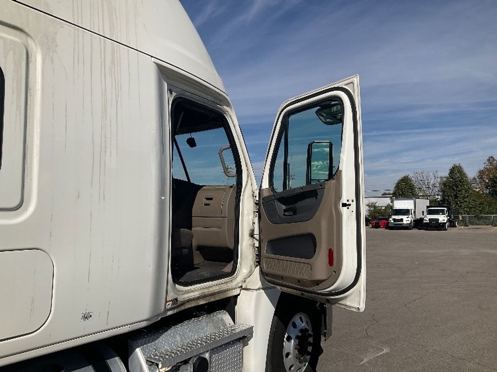 Sleeper Tractor-Heavy Duty Tractors-Freightliner-2020-Cascadia 12564ST-Piqua-OH-465,664\n\t\tmiles-$ 58,750 - Image 13