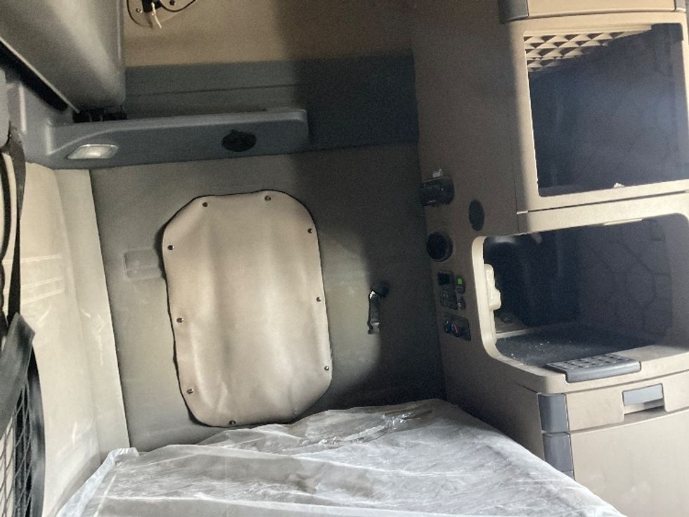 Sleeper Tractor-Heavy Duty Tractors-Freightliner-2020-Cascadia 12564ST-Piqua-OH-465,664\n\t\tmiles-$ 58,750 - Image 18