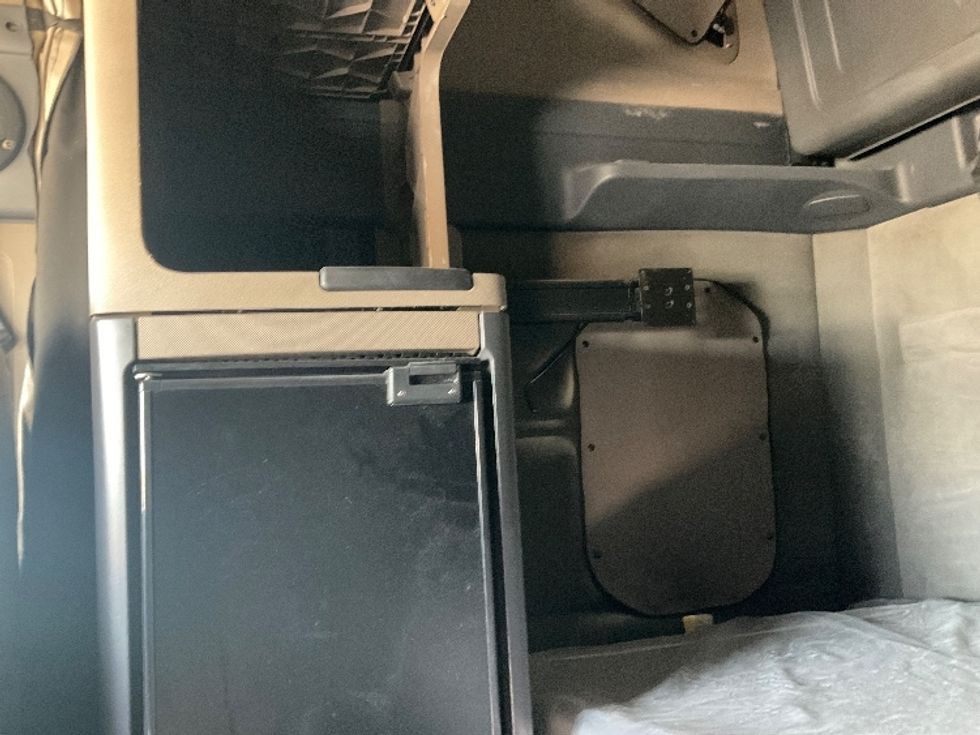 Sleeper Tractor-Heavy Duty Tractors-Freightliner-2020-Cascadia 12564ST-Piqua-OH-465,664\n\t\tmiles-$ 58,750 - Image 19