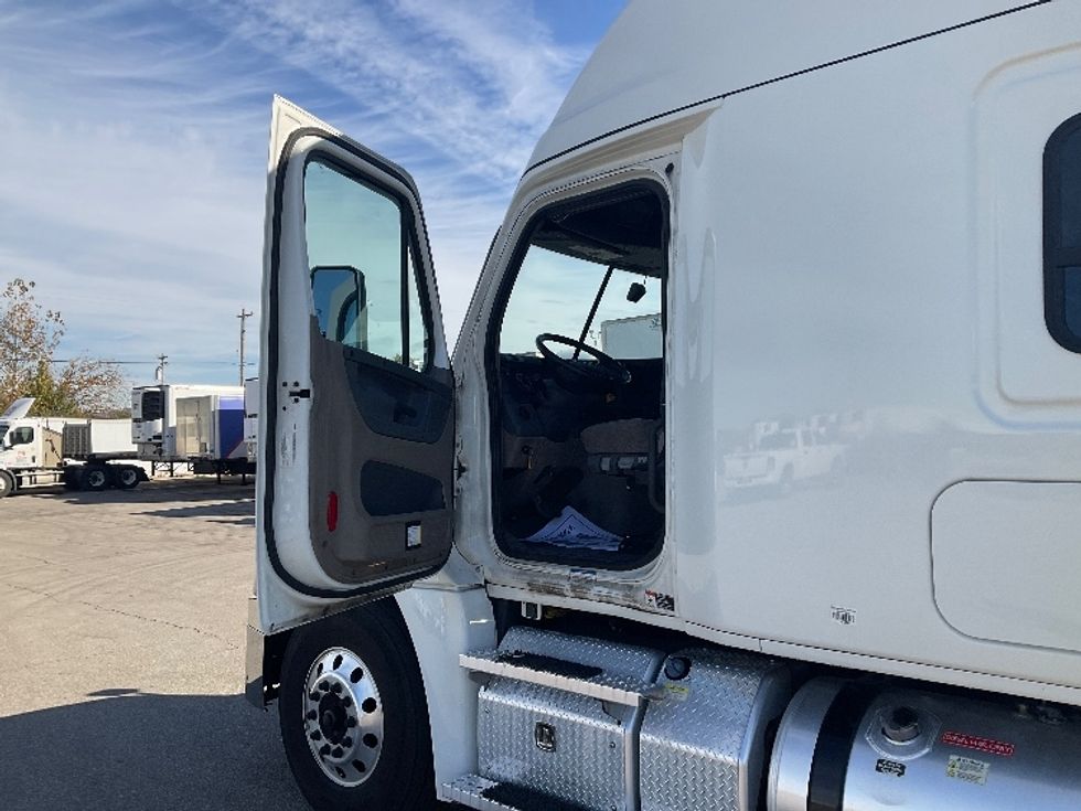 Sleeper Tractor-Heavy Duty Tractors-Freightliner-2020-Cascadia 12564ST-Piqua-OH-465,664\n\t\tmiles-$ 58,750 - Image 9